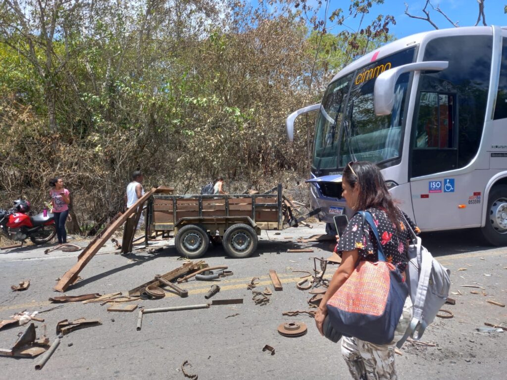 ÔNIBUS DESTINO A PORTO SEGURO SE ENVOLVE EM ACIDENTE NA BR101